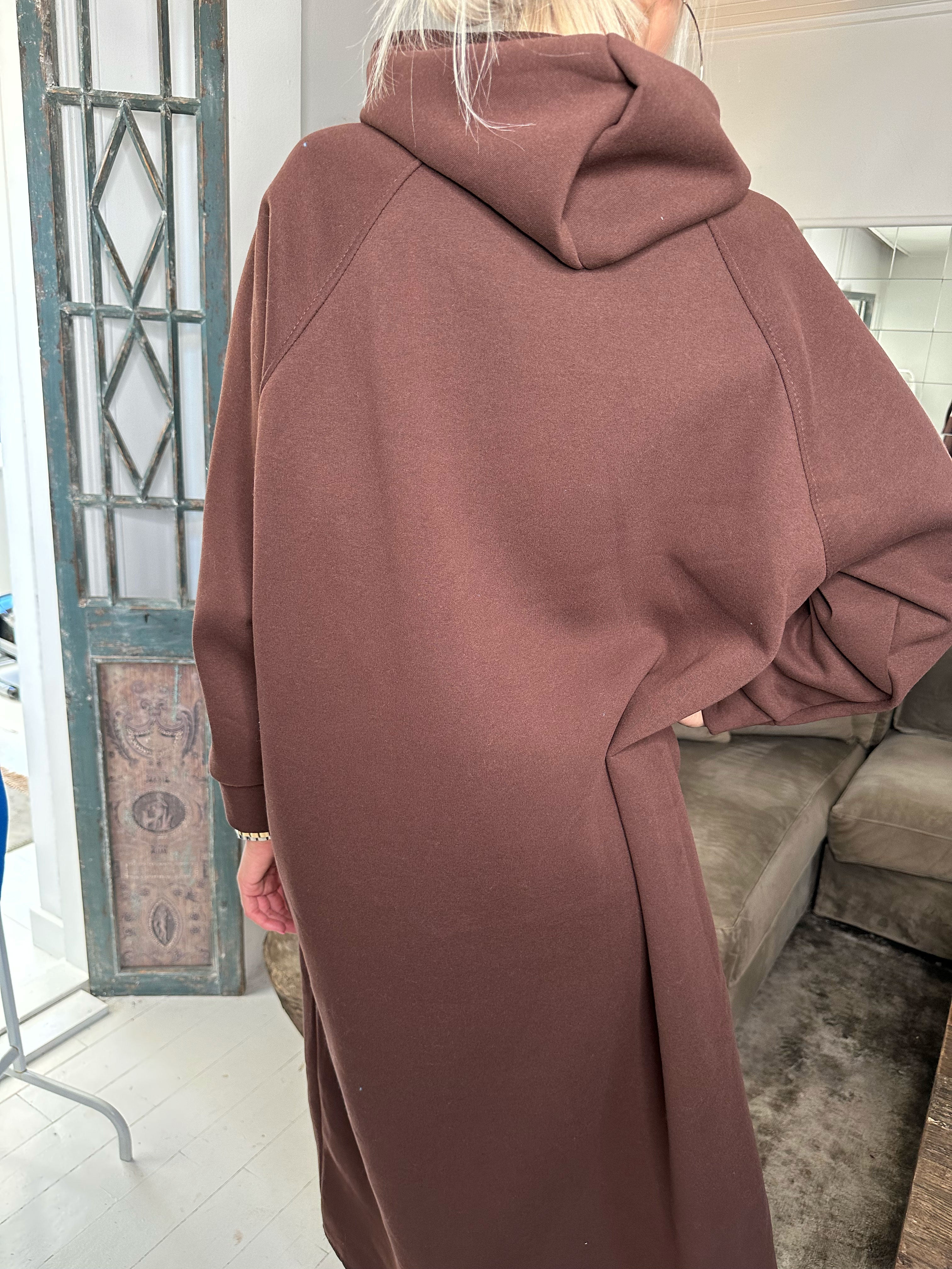 Angela - Lang hoodiekjole i bomuld med skrift på brystet